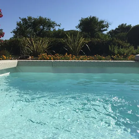 לינה וארוחת בוקר Bouganville