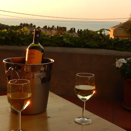 לינה וארוחת בוקר Bouganville