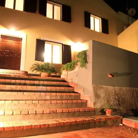 לינה וארוחת בוקר Bouganville צ'פאלו